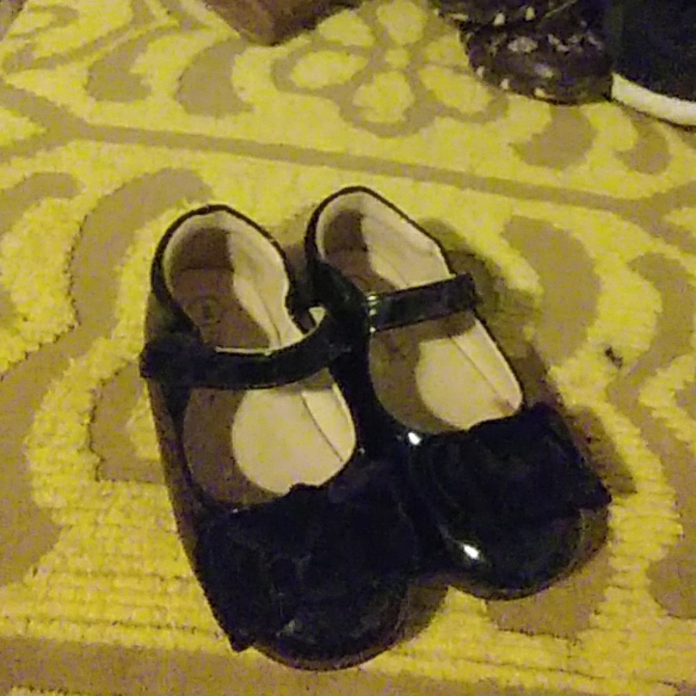 Girls patent leather dress shoe